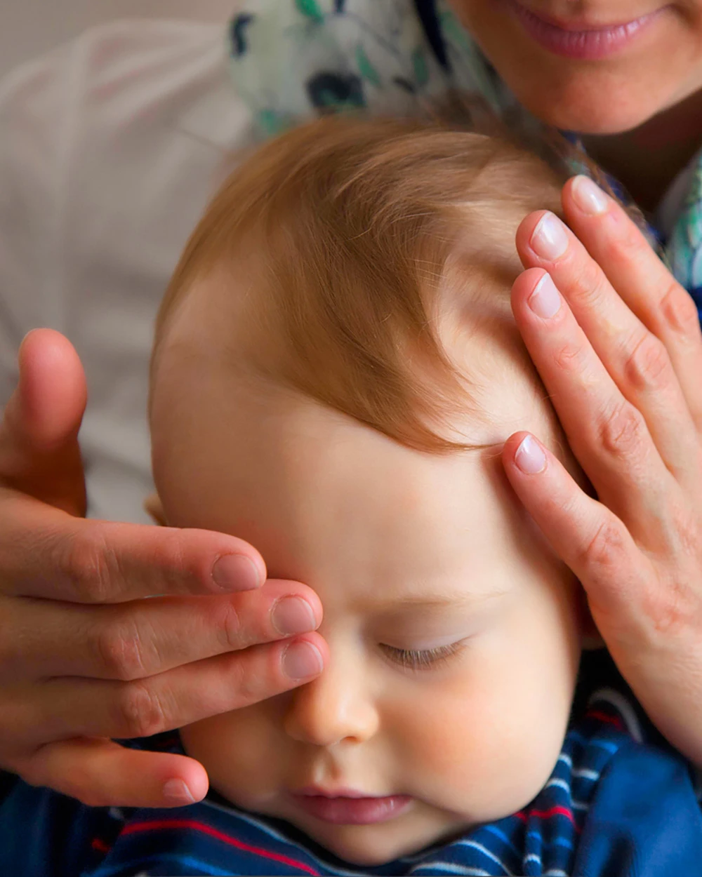 Osteopathie – Hände an Babykopf