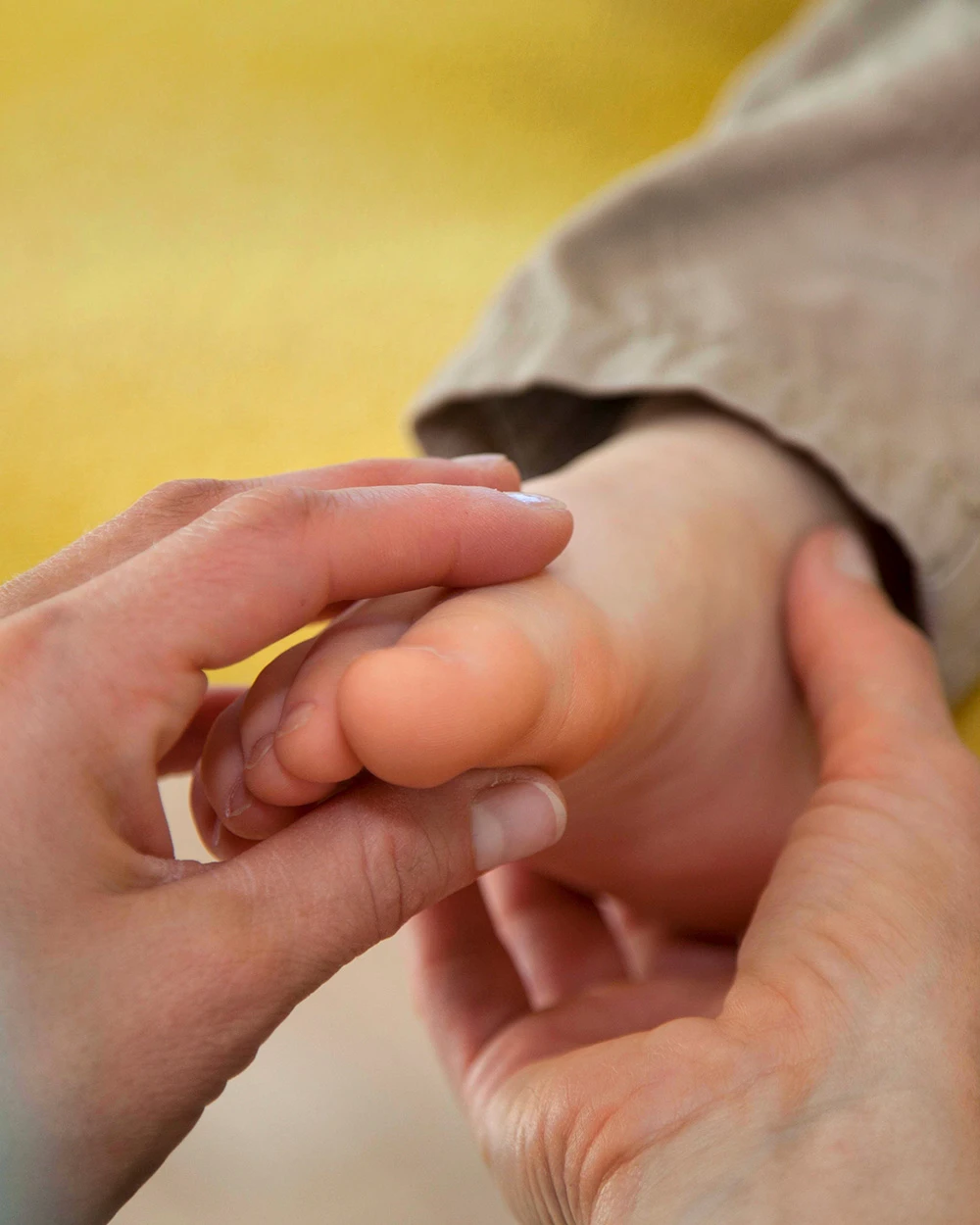Osteopathie – Hände massieren Kinderfüsse